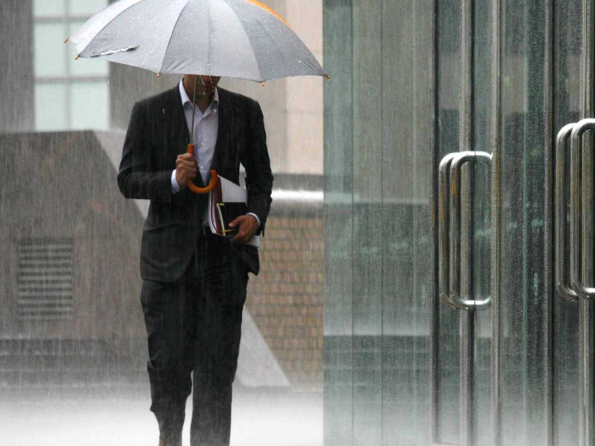 Selalu bawa payung kecil atau jas hujan